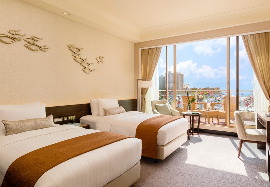 Deluxe Seaview Room with Balcony Gold Coast Hotel